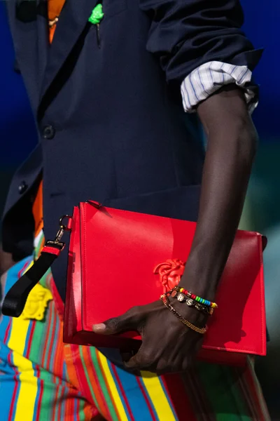 Look 25